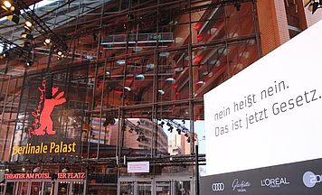 Screen vor dem Berlinale Palast © SenGPG